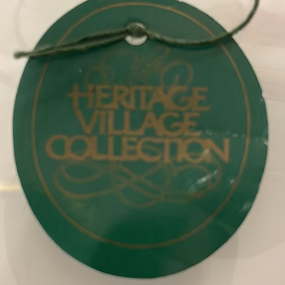 Dept 56 Heritage Village Santa & Mrs. Claus - Picture 10 of 12